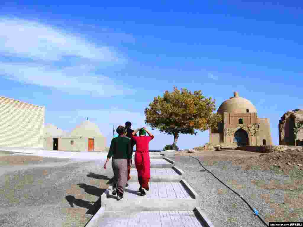 Zyýaratçylar Mäne babanyň mawzoleýine barýarlar