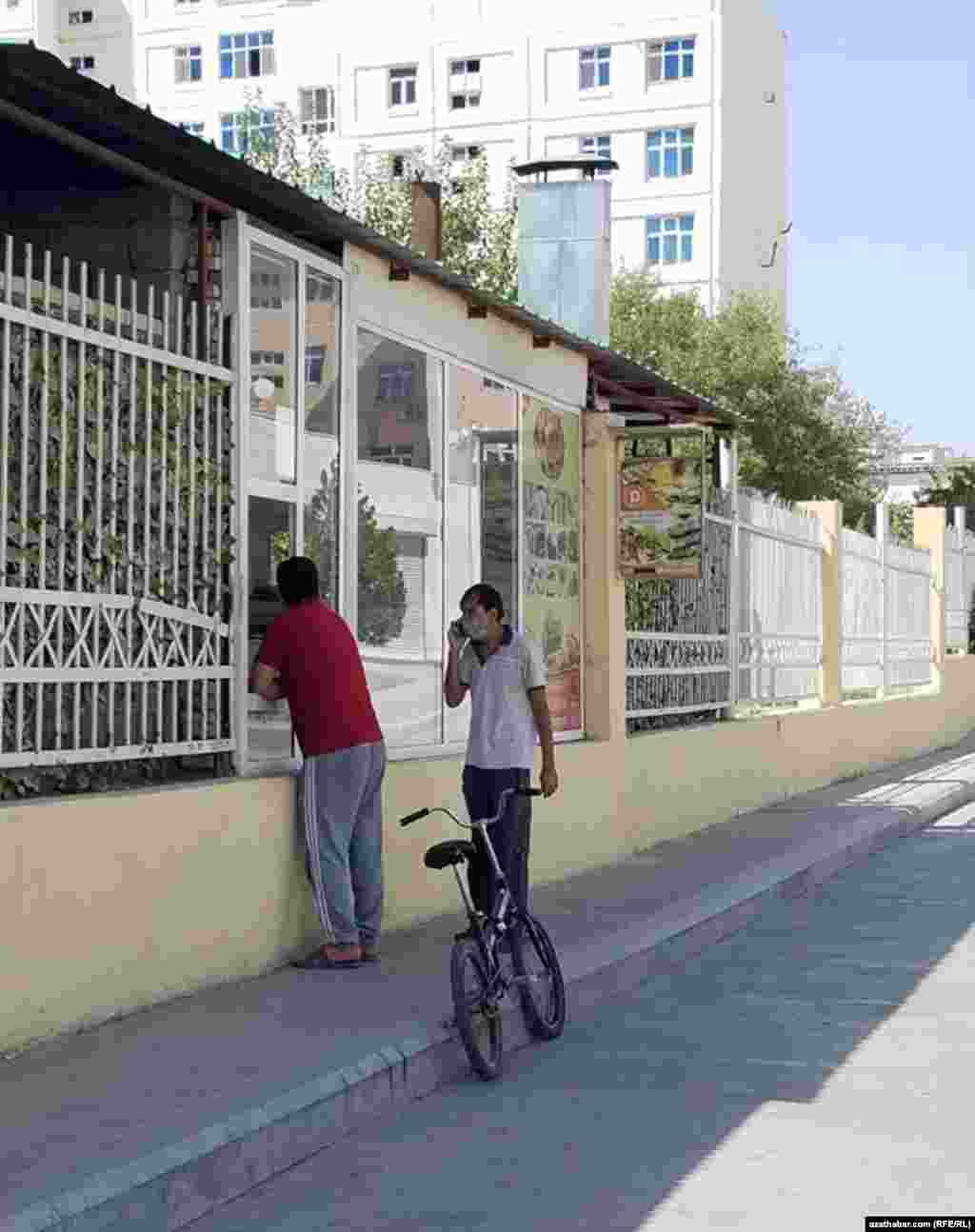 Aşgabatdaky &quot;tiz azyk&quot; nokatlarynyň biri.&nbsp;