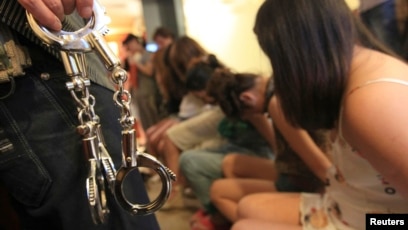 Buvim jinsiy porno bor Xotin va erning dostlarining porno videosini onlayn tomosha qiling