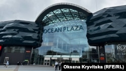 Вхід до торговельно-розважального центру Ocean Plaza. Київ, 13 вересня 2026 року