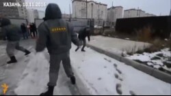 Казанский чиновник убегает от народа