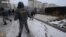 Казанский чиновник убегает от народа