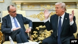 ABŞ prezidenti Donald Tramp Ağ evin Oval kabinetində Almaniya kansleri Fridrix Merts ilə görüşür.