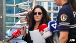 Vlora Hyseni duke dalë nga gjykata në Shqipëri.  