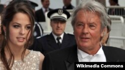 Alain Delon qızı Anouchka ilə. Cannes Festivalı, 2010