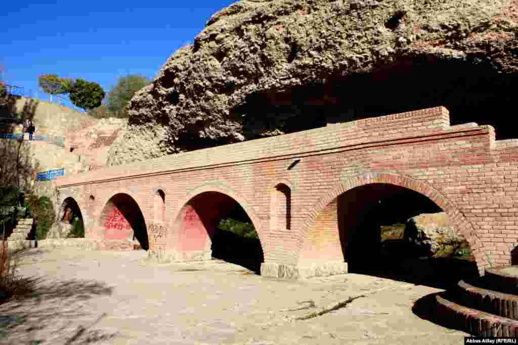 "Qızlar bulağı"-nda "Damcı" adlanan yer. Burdakı qayalardan ilin bütün fəsillərində su damcıldayır. Bura həm də sevgililərin görüş yeridir.