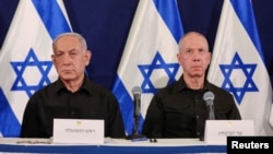 Israeli Prime Minister Benjamin Netanyahu (left) and then-Defense Minister Yoav Gallant attend a press conference in Tel Aviv in October 2023. 