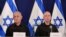 Kryeministri i Izraelit, Benjamin Netanyahu (majtas) dhe ministri i atëhershëm izraelit i Mbrojtjes, Yoav Gallant, gjatë një konference për media në tetor 2023, në Tel Aviv.