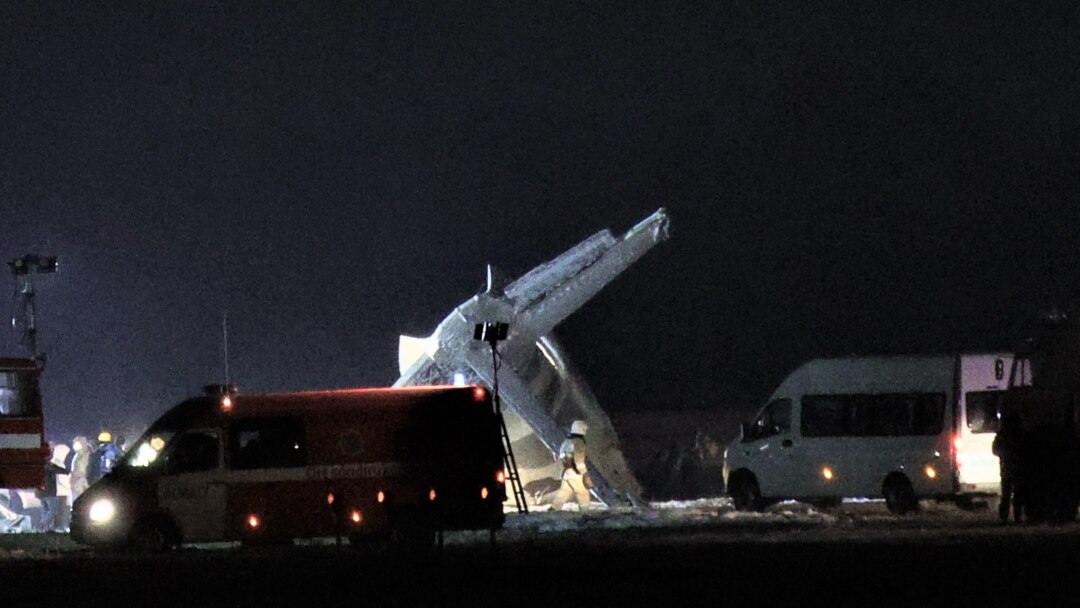 Мен әпкемнің бетіне тығылдым