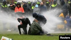 Նիդերլանդներ - Ոստիկանությունը ցրում է հակահամաճարակային սահմանափակումների դեմ բողոքի ցույցը Ամստերդամում, 24-ը հունվարի, 2021թ․