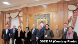 ÝHHG-nyň PA delegasiýasy türkmen parlamentiniň agzalary bilen. Aşgabat, 14-nji dekabr, 2013.