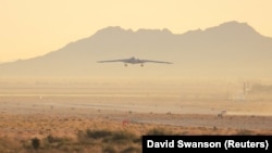 Амэрыканскі стэлс-бамбавік B-21 „Raider“, які можа несьці ядзерную зброю, архіўнае фота
