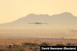 Стратегічний стелс-бомбардувальник B-21 Raider ВПС США, здатний нести ядерну зброю, під час свого першого польоту в Палмдейлі, Каліфорнія, США, 10 листопада 2023 року