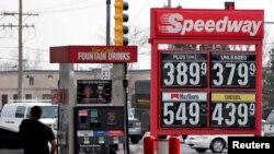 O stație de benzină din orașul Des Plaines/Illinois. Prețurile au crescut cu peste 6% în Statele Unite în ultimul an, iar recenta creștere a salariilor este afectată de inflație. 