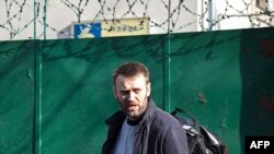 Российский оппозиционер Алексей Навальный на выходе из спецприемника. Москва, 6 марта 2015 года.