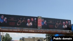 بیلبورد تبلیغاتی فروش سریال «قهوه تلخ» در یکی از خیابان های تهران