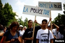 Marš u znak počasti Nahelu, 17-godišnjem tinejdžeru kojeg je ubio francuski policajac, u Nanterreu, predgrađu Pariza, Francuska, 29. juna 2023. Slogan glasi "Policija ubija".