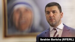 Kreu i PDK-së, Memli Krasniqi, gjatë një adresimi për media nga holli i Kuvendit të Kosovës më 1 maj 2025. 