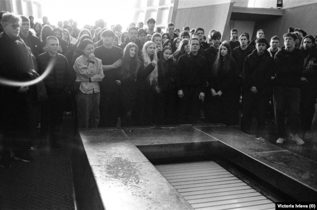 28 апреля 2025 года в крематории на Байковом кладбище в Киеве во время похорон семнадцатилетнего Данило Худи и его родителей, убитых 24 апреля российской ракетой в своей квартире в Киевском районе Святошино