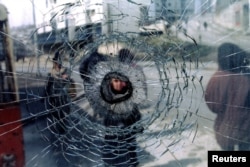 Дупка от куршум във витрина близо до т.нар. „Снайперистка алея“ по време на обсадата на Сараево.