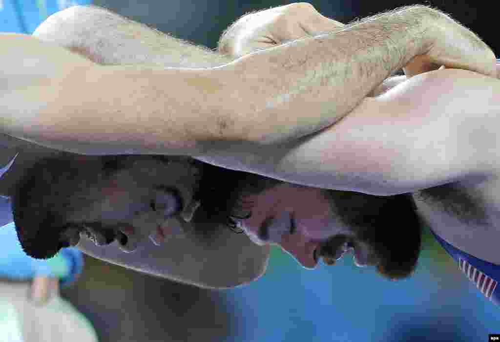 دستها برای کسب مدال به هم گره خورده&zwnj;اند.