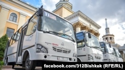 2021-жылы Өзбекстандан Бишкекке алып келинген Isuzu кичиавтобустары.