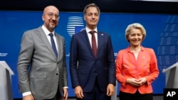 Президент Европейского Совета Шарль Мишель, премьер Бельгии Александр де Кро и президент Еврокомиссии Урсула фон дер Ляйен