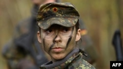 Наборна военнослужеща присъства на учение по унищожаване на танкове в Ален, Германия, по време на ден, отворен за медии, 13 ноември 2025 г.