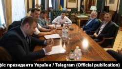 Ukrainian President Volodymyr Zelenskiy (center) and oligarch Ihor Kolomoyskiy (2nd right) meet at the presidential office in Kyiv on September 10.