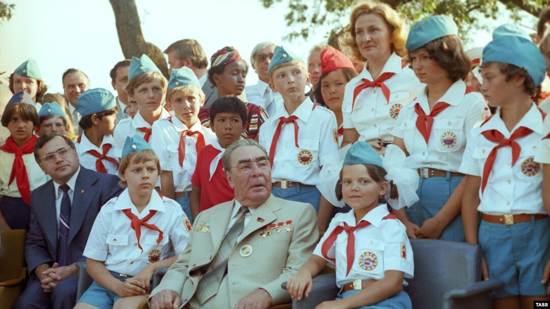 УССР. Леонид Брежнев с пионерами. Крым, "Артек", 1979