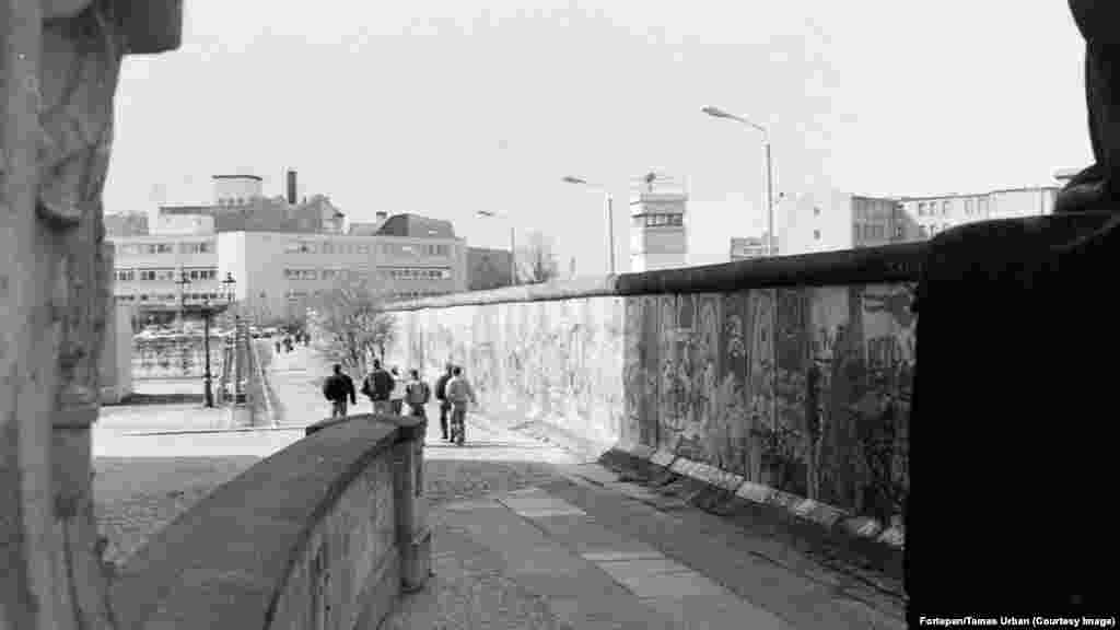 Berlinski zid koji prolazi duž ulice Niederkirchner, fotografisan 1988.