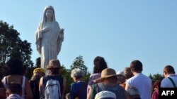 Vjernici pred statuom Gospe, Međugorje