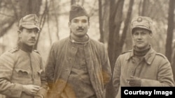 Militari români prizonieri în Germania. (Foto: Expoziția Marele Război, 1914-1918, Muzeul Național de Istorie a României,
http://www.marelerazboi.ro/razboi-catalog-obiecte/item/militari-romani-in-lagarul-de-la-stralsund)