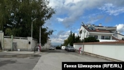  Улицата е заградена с преграда. 