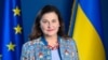 «Я не можу назвати точні терміни, але дискусії тривають. Обговорення завжди були непростими, і кожна держава-член завжди мала право вето, проте зрештою ми щоразу знаходили компроміс і запроваджували санкції» – посол ЄС в Україні Катаріна Матернова