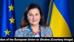 «Я не можу назвати точні терміни, але дискусії тривають. Обговорення завжди були непростими, і кожна держава-член завжди мала право вето, проте зрештою ми щоразу знаходили компроміс і запроваджували санкції» – посол ЄС в Україні Катаріна Матернова