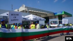 Над 100 служители и работници на „Автомагистрали - Черно море" излязоха на протест на 165 км на АМ "Тракия" с плакати и скандирания "Искаме си парите", "Платете ни изработеното"