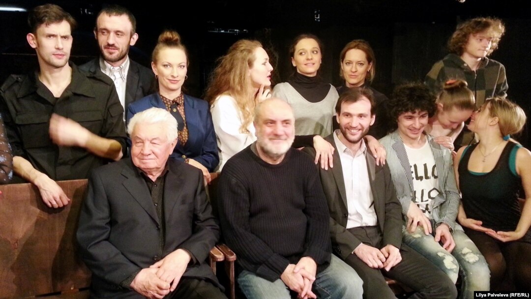 Владимир Войнович и Владимир Мирзоев с актерами спектакля "Трибунал"