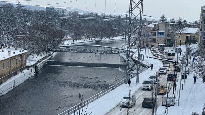 Cursuri suspendate și restricții de circulație în mai multe județe din cauza ninsorilor. Anulări de zboruri și decese în Europa