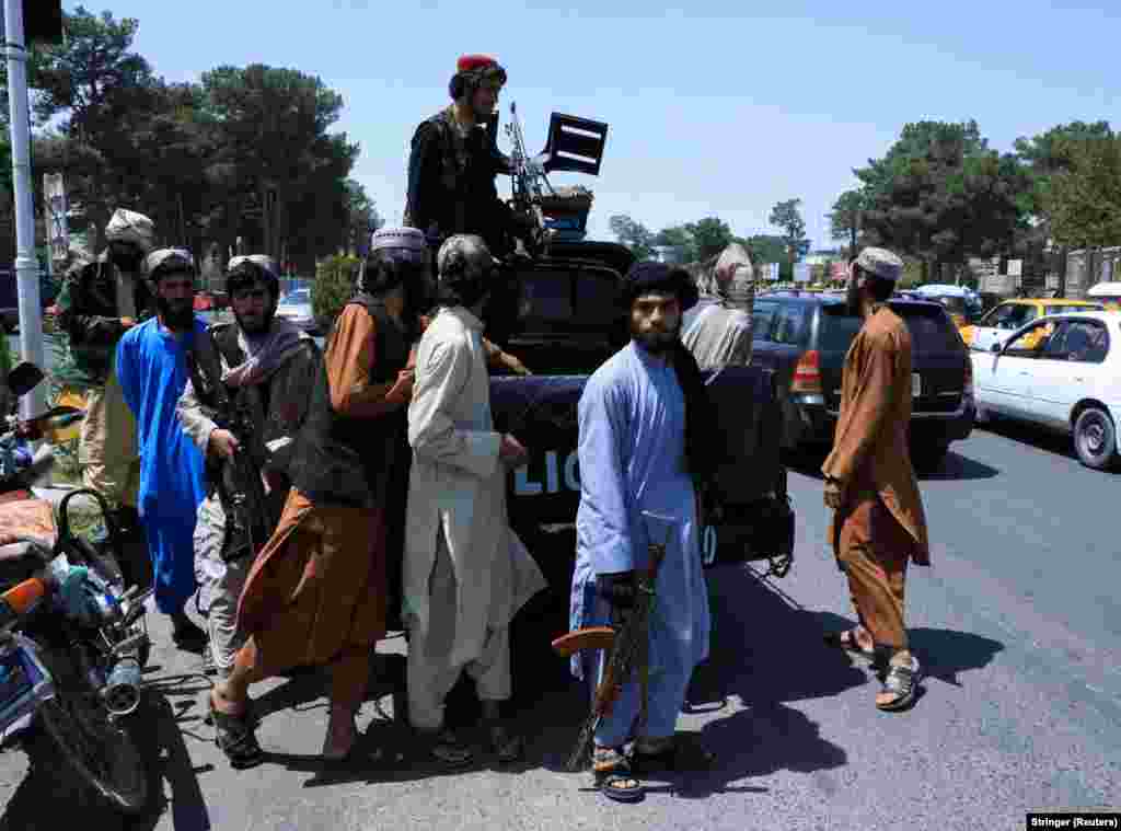 Një patrullë e forcave talibane duke lëvizur në një rrugë të Heratit. (14 gusht)