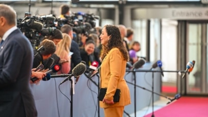 Presidentja e Kosovës, Vjosa Osmani duke folur para mediave në Kopenhagë.
