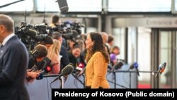 Presidentja e Kosovës, Vjosa Osmani duke folur para mediave në Kopenhagë.