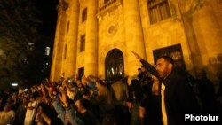Armenia - Angry supporters of Prime Minister Nikol Pashinian demonstrate at the main entrance to the parliament building in Yerevan, 2 October 2018.