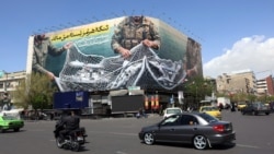 تابلوی تبلیغات حکومتی در تهران که می‌گوید: «تنگه هرمز بسته می‌ماند»