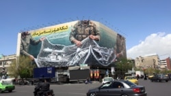 یک بیلبورد تبلیغاتی جمهوری اسلامی در میدان ولی عصر تهران با عنوان «تنگهٔ هرمز بسته می‌ماند»