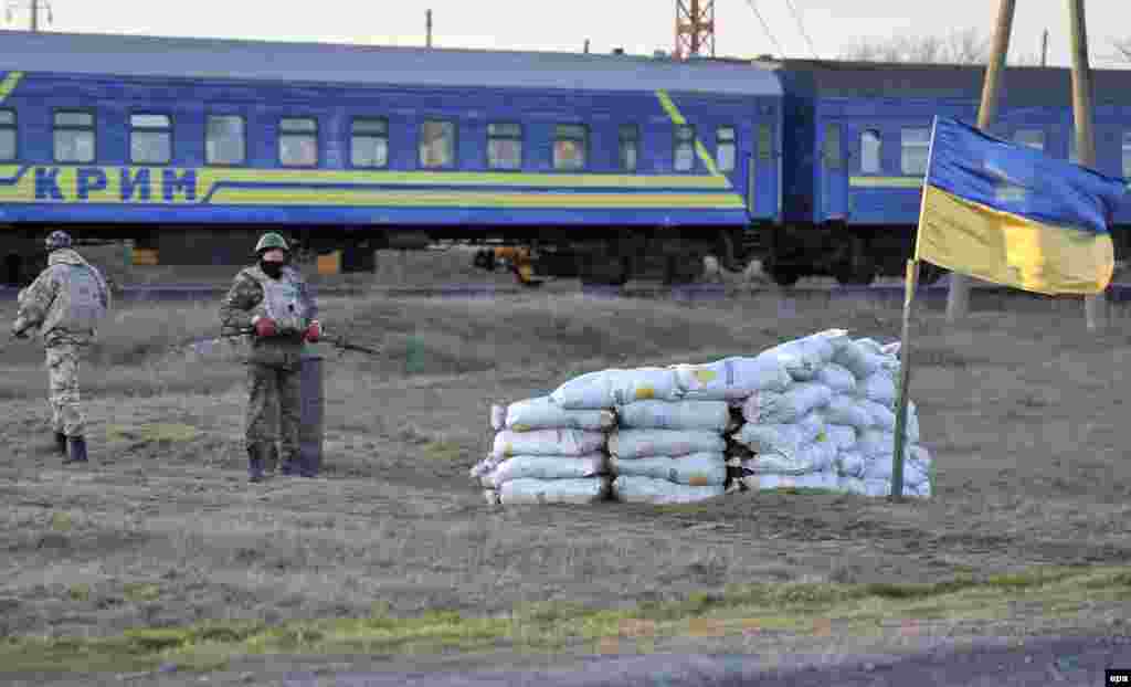 Українські солдати на КПП недалеко від кордону з Кримом, селище Чонгар Херсонської області, 16 березня 2014 року