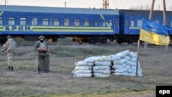 Ukraine -- Ukrainian soldiers stand guard at a checkpoint not far of the border with Crimea, near the village of Chongar, Kherson area,16 March 2014