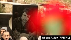 Arxiv foto: Elmar Hüseynovun qəbri ziyarət olunur