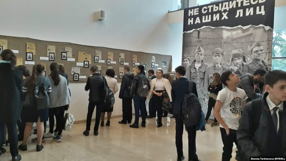 На выставке представлены уникальные фотографии узников концлагерей, регистрационные карточки, а также предметы быта военнопленных