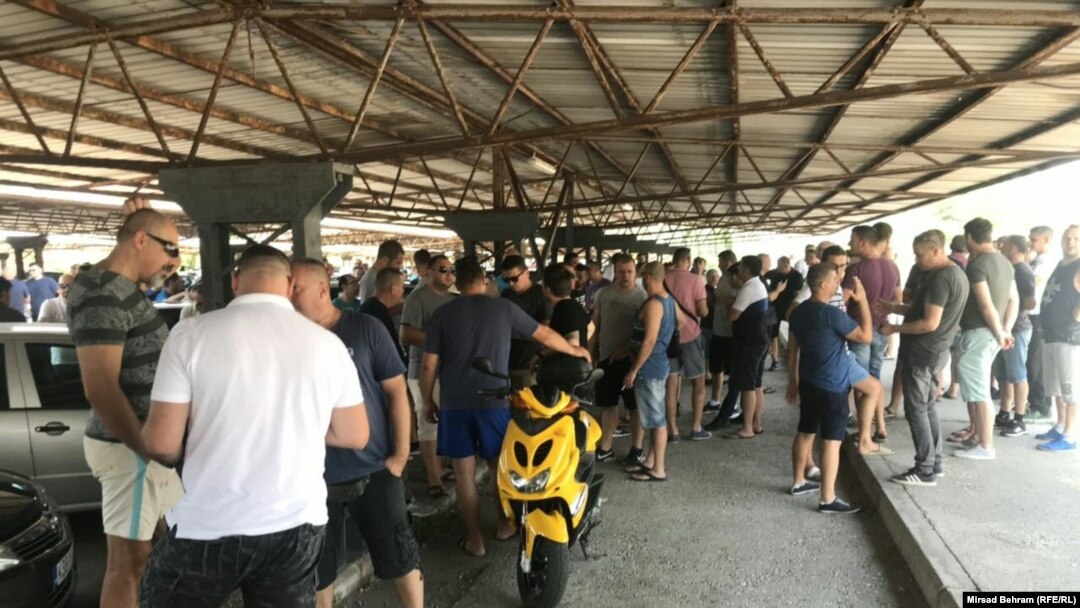 Radnici okupljeni ispred Aluminija